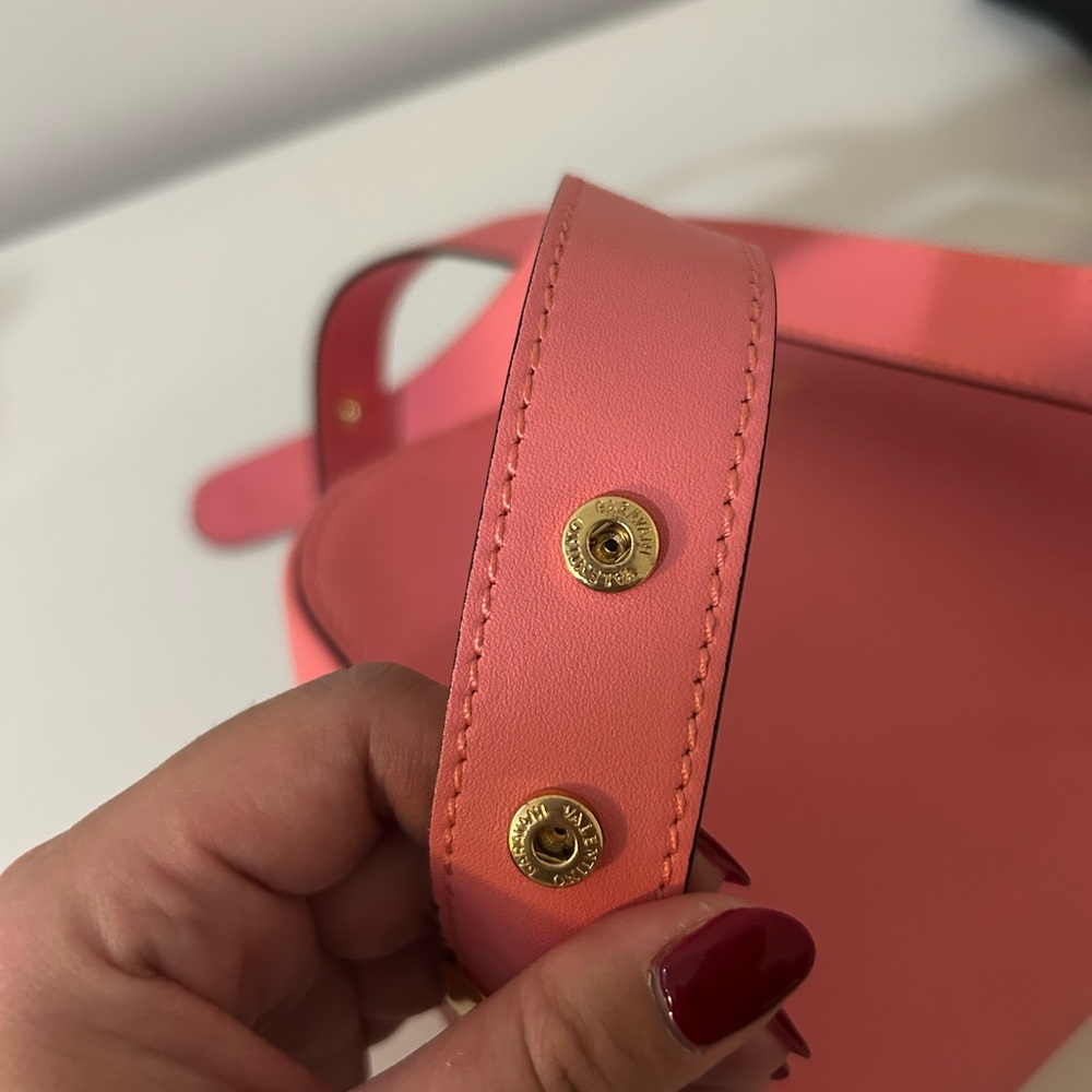 Authentic Valentino Elegant Pink Shoulder Bag - Picture 2 of 9
